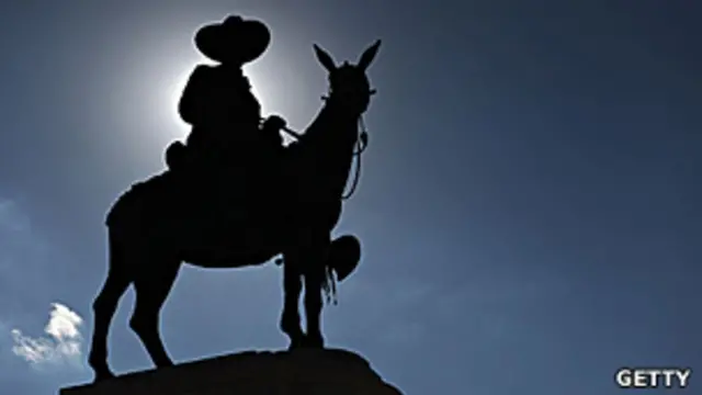 Estatua de Sandino frente al Estadio Nacional