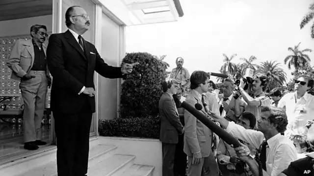 Anastasio Somoza se dirige a la prensa.