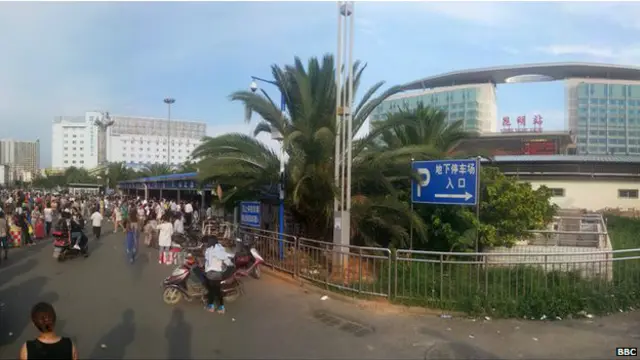 昆明火车站袭击事件四个月后,一切看来已恢复正常,但人们对当时的情景记忆犹新。