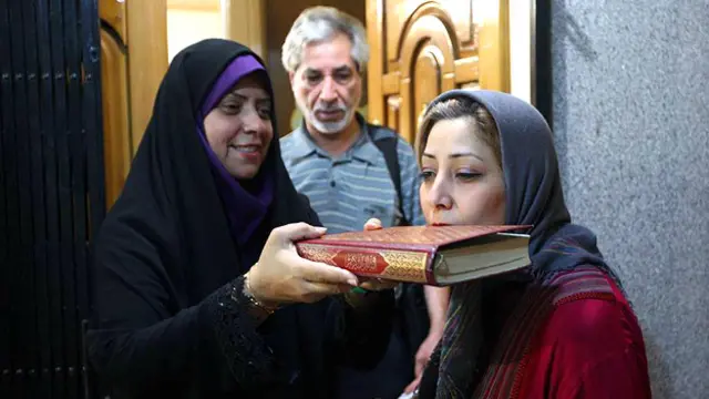 ساجده عرب‌سرخی (راست) فرزند فیض‌الله عرب‌سرخی (وسط) و مریم شربتدار قدس (چپ) پیش از ترک خانه به سمت زندان اوین