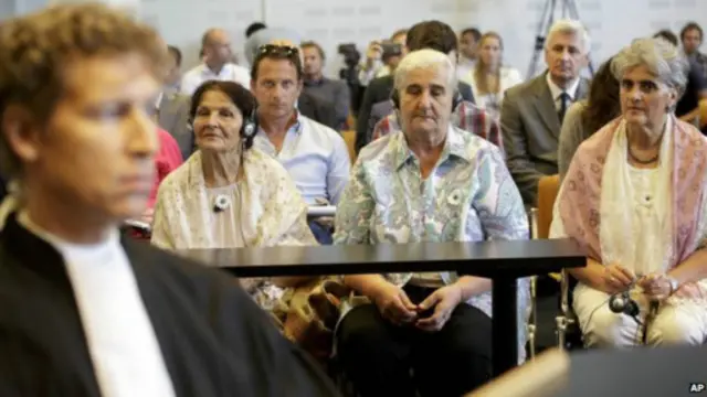 رفع القضية أقارب الضحايا تحت اسم "أمهات سربرينيتشا" 