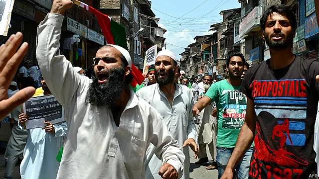 श्रीनगर में इजराइल के खिलाफ प्रदर्शन करते जेकेएलएफ के कार्यकर्ता