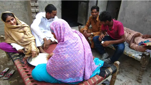 परिजनों के साथ सबा