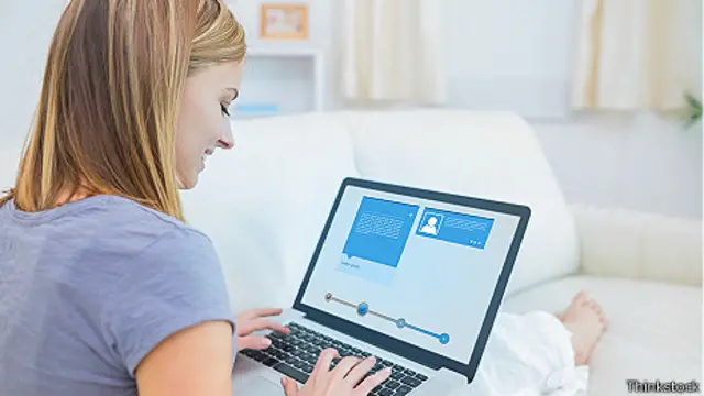 Mujer viendo computadora.