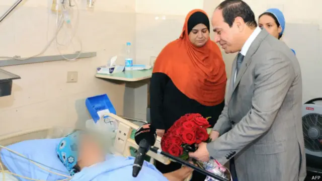 Presidente Abdul Fattah Al-Sisi visita mulher vítima de violência sexual em hospital | Foto: AFP