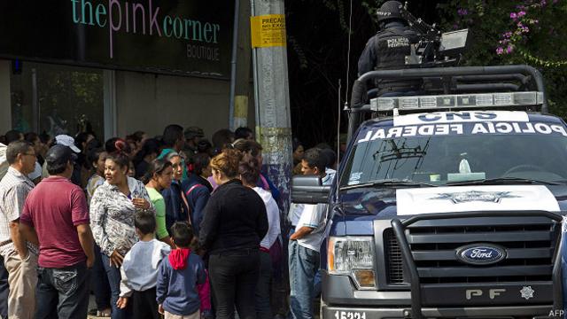 Policía custodia afueras del albergue Gran Familia en Michoacán, México