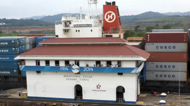 美国修建的巴拿马运河是一条横贯美洲大陆最窄处的人工水道，今年正庆祝通航100周年。