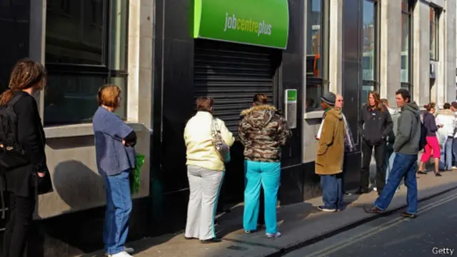 تراجع عدد الأشخاص المطالبين بإعانات بطالة الشهر الماضي بواقع 36300 حالة