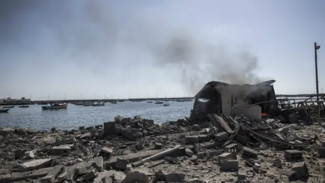 развалины на пляже в Газе