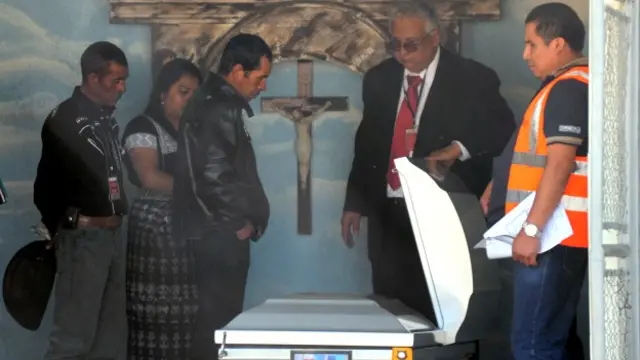 En Guatemala un padre recibe el cuerpo de su hijo adolescente que murió en Texas. Foto: AFP/Getty