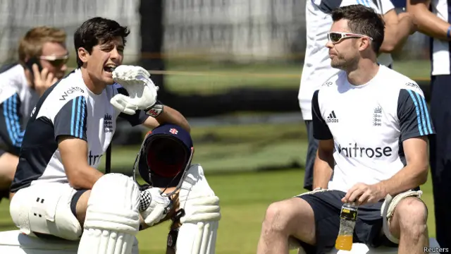 इंग्लैंड के क्रिकेटर एलेस्टर कुक और जेम्स एंडरसन