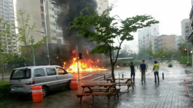 电视画面显示，坠毁的直升机正在燃烧，一股浓烟从坠毁地点升起。