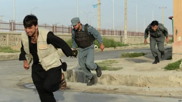 افغان امنیتي چارواکي وايي، د کابل پر پوځي هوايي ډګر د طالبانو ډله ییز برید د ټولو برید کوونکو په وژل کېدو پای ته رسېدلی دی.