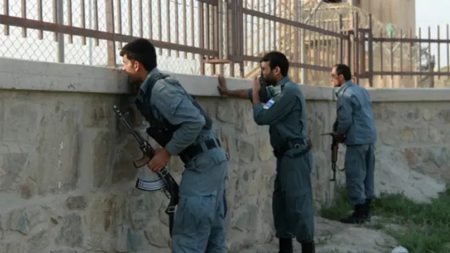 د پنجشنبې پر ګهیځ (چنګاښ ۲۶) وختي شاوخوا څلورنیمې بجې د کابل پنځلسمې حوزې اړوند قصبه سیمه کې ځانمرګی برید وشو او بیا په وسلو سمبال برید کوونکو له پولیسو سره جګړه پیل کړه.