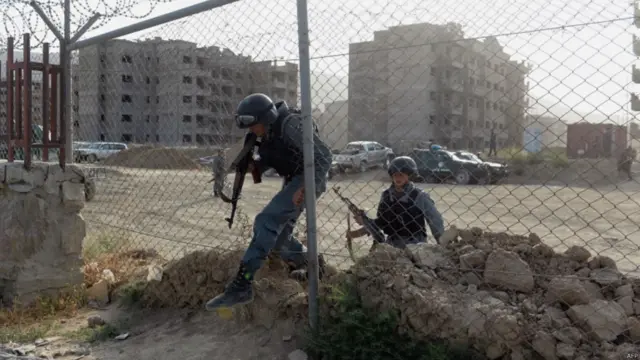 هغه نیمه جوړه شوې ودانۍ د کابل پوځي هوايي ډګر ته څېرمه پرته ده، چې برید کوونکي پکې ځای پرځای شوي وو.