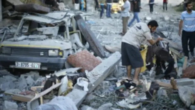 فلسطينيون في غزة يجمعون ما تبقى من متاعهم بعد تدمير منازلهم خلال غارة إسرئيلية