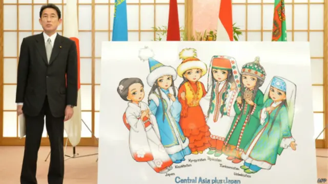 日本外相岸田文雄在中亚五国及日本少女漫画前(07/07/2014)