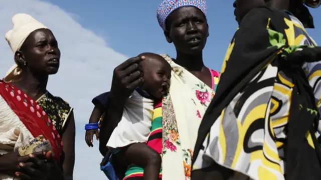 ආහාර ලබා ගැනීමට පෝලිමේ සිටින දකුණු සුඩාන මව්වරු 