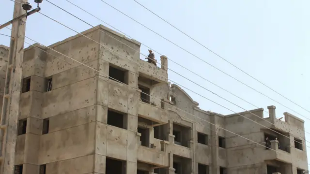 مهاجمان پس از انفجار خودرو، داخل یک ساختمان نیمه کاره شدند.