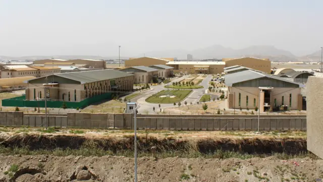 مهاجمان از این ساختمان، فرودگاه نظامی کابل را هدف قرار دادند.