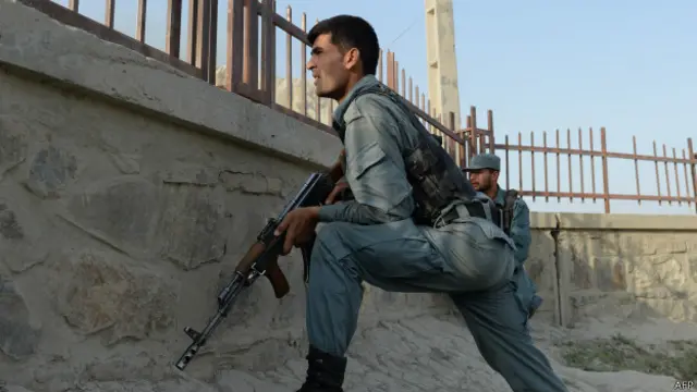 پولیس اہلکاروں کی بازیابی کے لیے مزید پولیس کی نفری تعینات کر دی گئی ہے