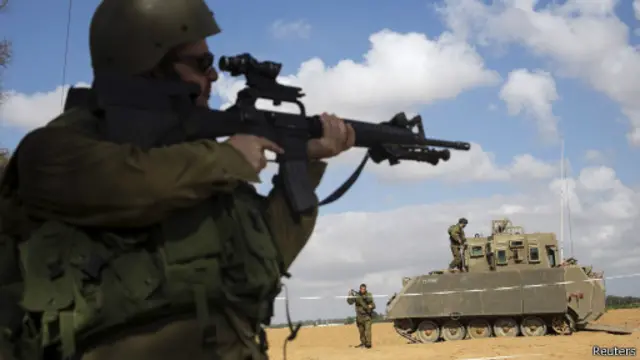 لا تزال القوات الإسرائيلية تقف على أهبة الاستعداد على الحدود مع غزة.