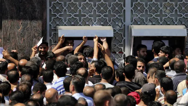 加沙居民搶在停火期間到提款機領錢