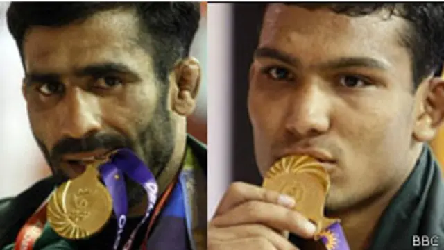 طلائی تمغہ یافتہ پہلوان محمد انعام (دائیں) اور اظہر حسین