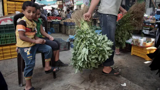 Anak-anak di Pasar Gaza City