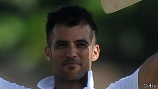 جنوبی افریقہ کی جانب سے جے پی ڈمنی نے دس چوکوں کی مدد سے 100 رنز بنائے