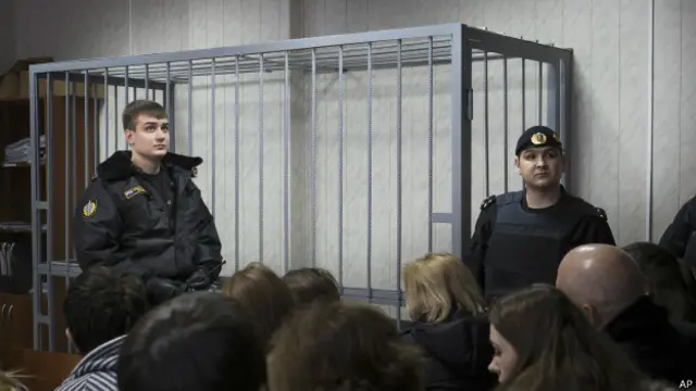 Клетка в зале суда. Россия