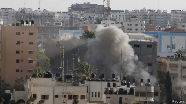 الدخان يتصاعد من أحد المنازل بعد غارة إسرائيلية عليه عقب انتهاء الهدنة المؤقتة.