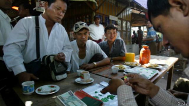 Compraventa de jade en el mercado de Mandalay.