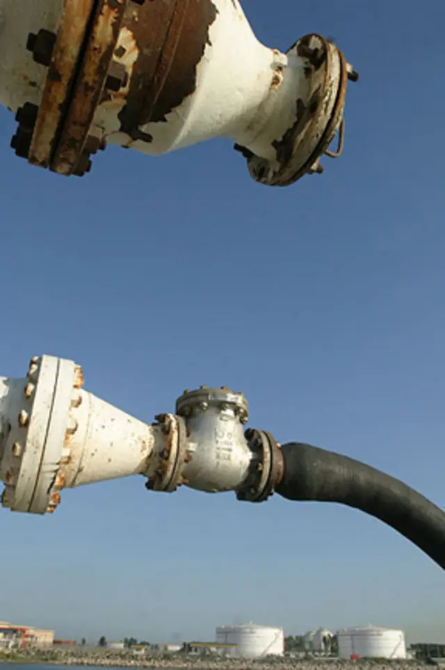 بخشی از تاسیسات سواپ نفت خزر در نکا- عکس از مهر