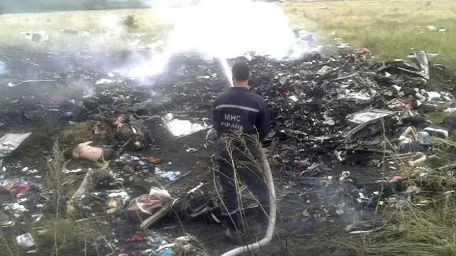 दुर्घटनास्थल पर राहतकर्मी.