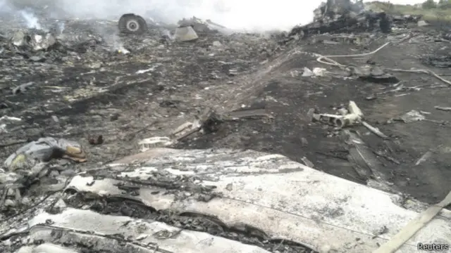 انفصاليو دونيتسك الموالين لروسيا نفوا أي مسؤولية عن إسقاط الطائرة، بحسب ما نقلته وكالة "انترفاكس".