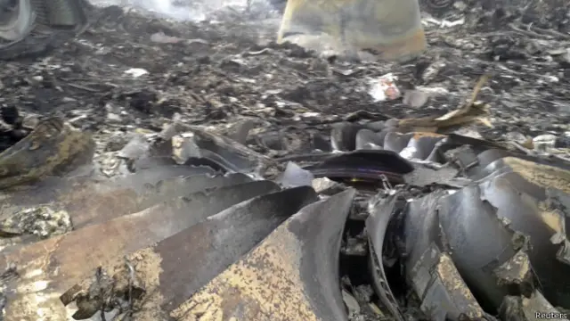 مغربی ممالک کا کہنا ہے کہ ملائشین ایئر لائنز کی پرواز ایم ایچ 17 کو روس نواز باغیوں نے میزائل سے نشانہ بنایا جس کے نتیجے میں جہاز میں موجود تمام 298 افراد ہلاک ہو گئے