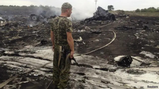 یکی از جداییطلبان هوادار روسیه در محل سقوط هواپیما