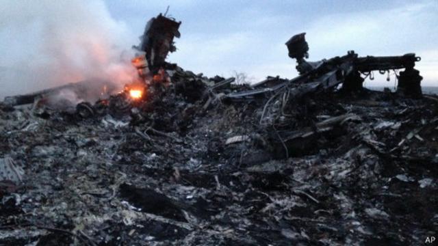 Autoridades ucranianas e separatistas vêm trocando acusações sobre a queda do voo MH17