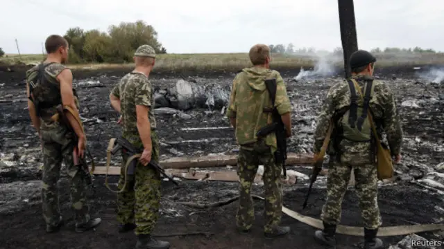 रुस समर्थक सशस्त्र पृथकतावादीहरु विमान दुर्घटनास्थलमा