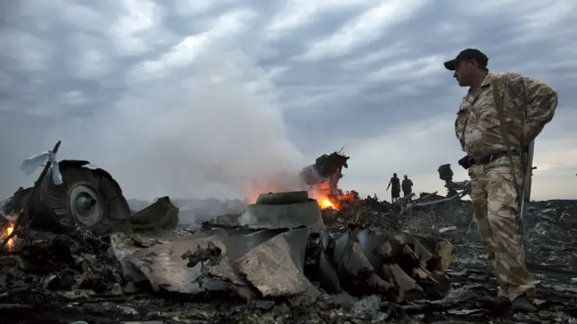 یوکرین کی حکومت اور باغی دونوں ہی ایک دوسرے پر طیارے کو میزائل سے نشانہ بنانے کا الزام عائد کر رہے ہیں۔