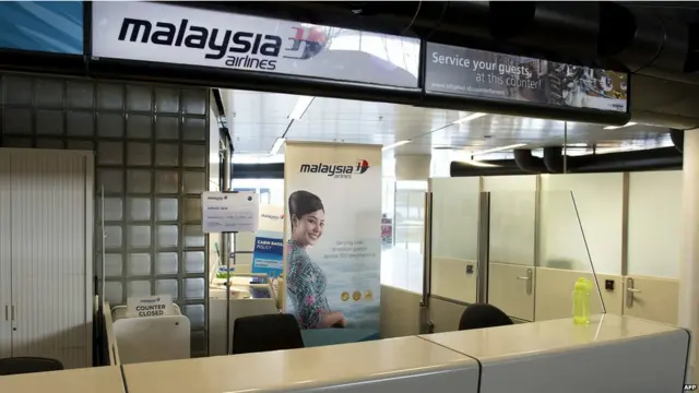 Hãng hàng không Malaysia gặp khủng hoảng lần nữa, chỉ bốn tháng sau vụ phi cơ hành khách MH370 'mất tích'.