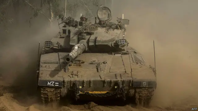 عیني شاهدان وايي چې شاوخوا لس ټانکونه له اسرایيله د غزې خاورې ته اوښتي