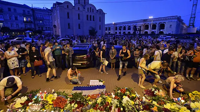 La embajada holandesa en Kiev se llenó flores. 154 víctimas eran de ese país.