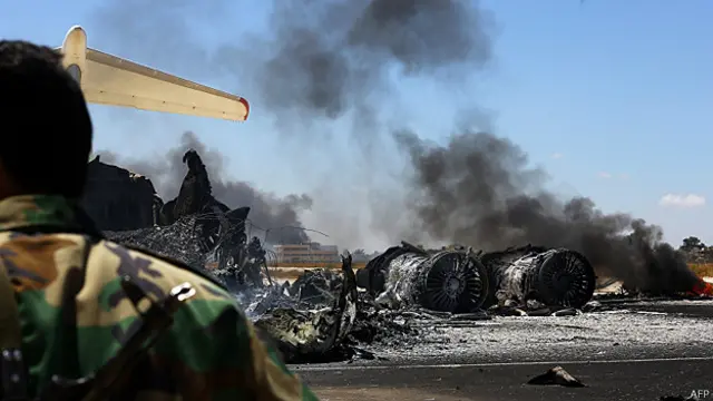 Avión quemado en aeropuerto