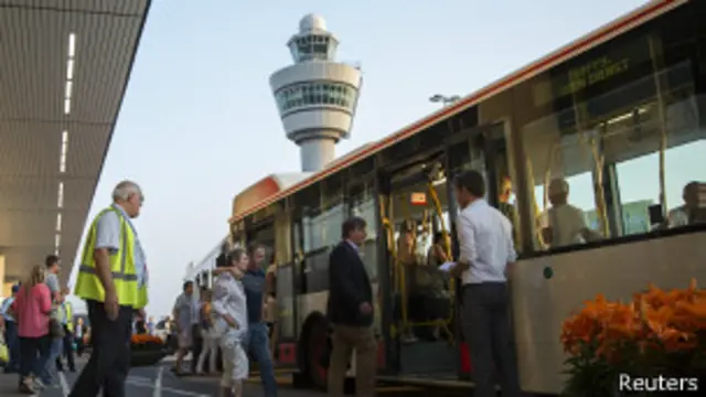 Los familiares de las víctimas fueron sacados del aeropuerto en autobús.
