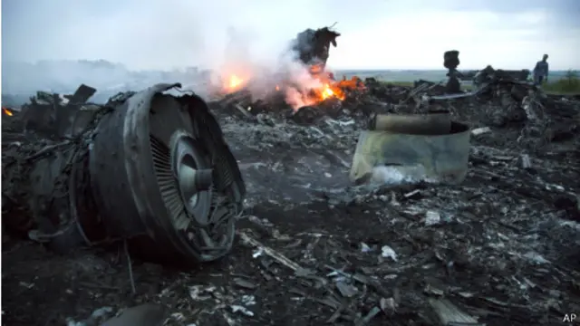 بقایای هواپیمای مالزیایی در منطقه وسیعی پراکنده است