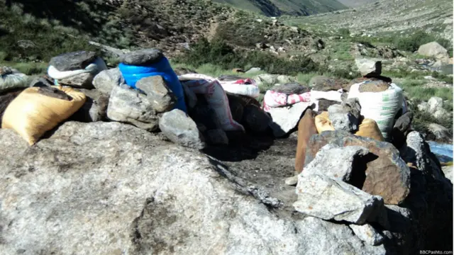 د تیږو پرسر په پلاستیکي بوجیو کې لمرته اېښودل شوي کورت دي چې
نورستانیان ورته بوګړا وايي.
