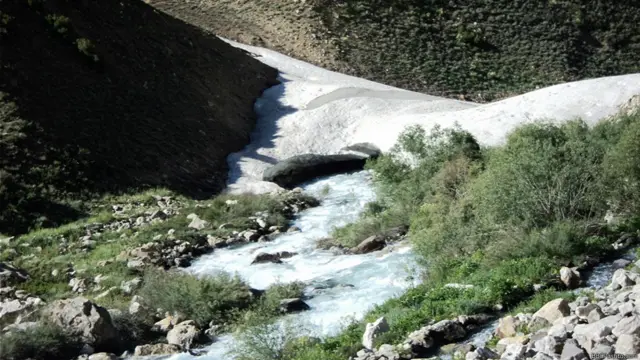 دلته په ژمي کې اوسېدل ګران وي، خو په اوړي کې د څارویو د څړ مناسبه سیمه ده.