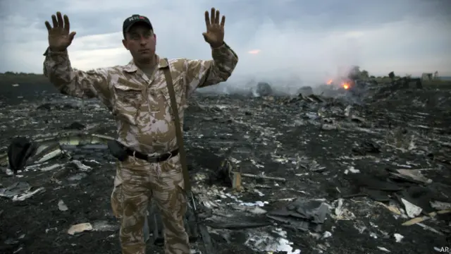 Сепаратист на месте крушения MH17